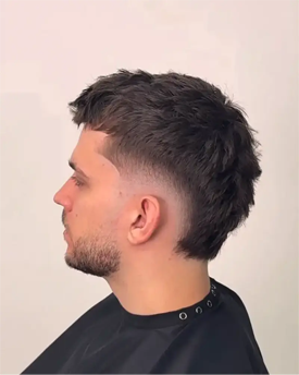 homme avec un dégradé espagnol du coiffeur barbier Barbe à Papa